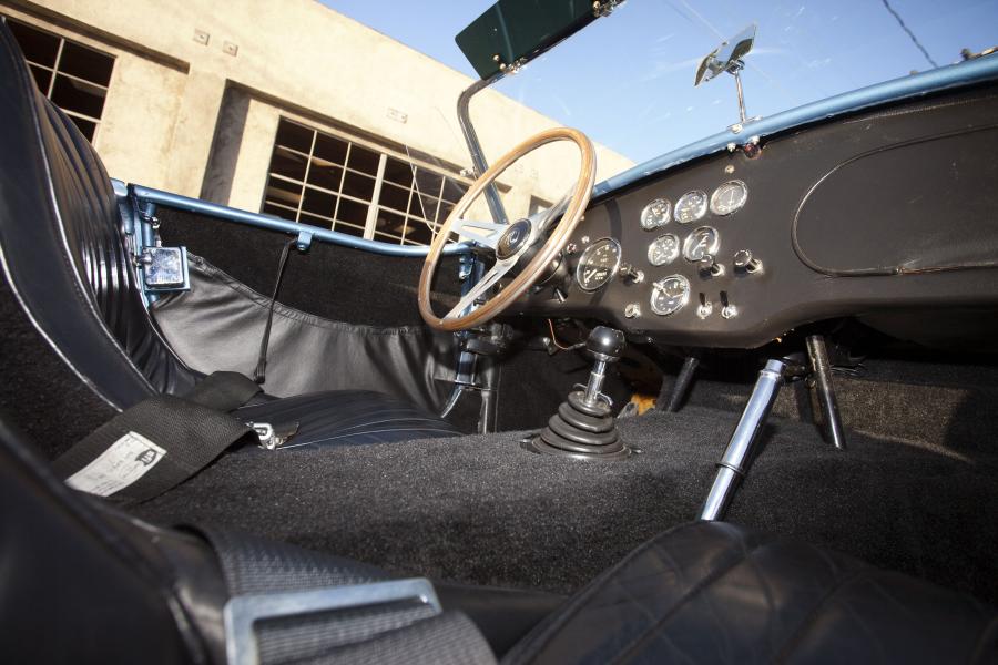 Интерьер Shelby Cobra 289 (CSX 2167) 1963 года  (фото 6 из 24)